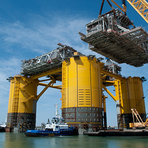 Image d'un grand module hissé sur des installations pétrolières en surface