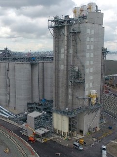 Imagen de una instalación terminada bajo un cielo gris