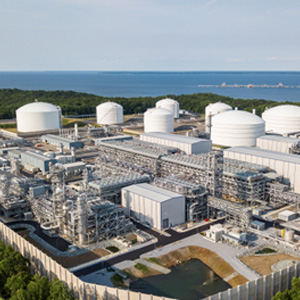 Image of a large LNG export facility with storage tanks