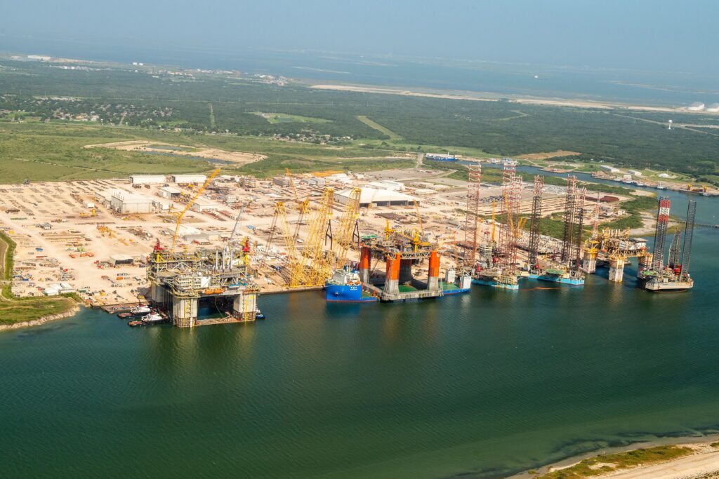 Image aérienne de ýOffshore Services comprenant trois grandes installations pétrolières en surface en cours de fabrication